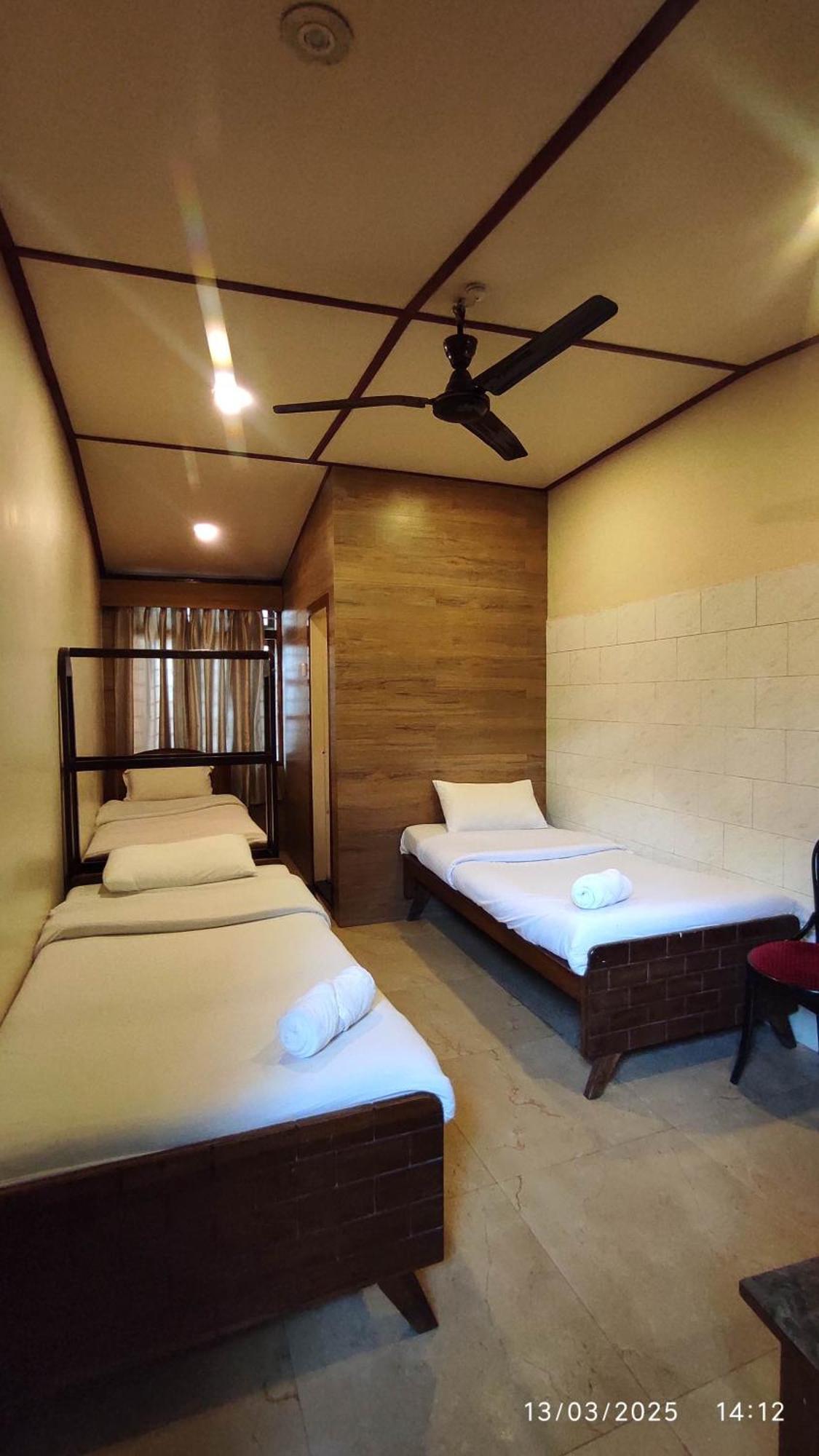 Baba Tourist Lodge Shillong Eksteriør billede