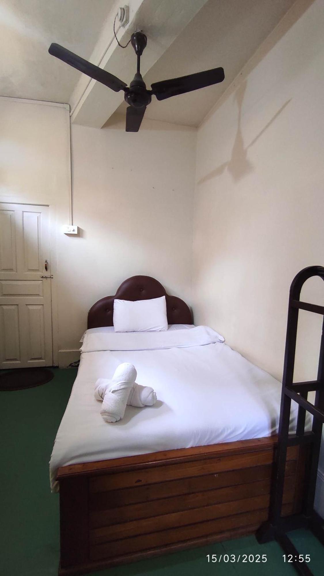 Baba Tourist Lodge Shillong Eksteriør billede